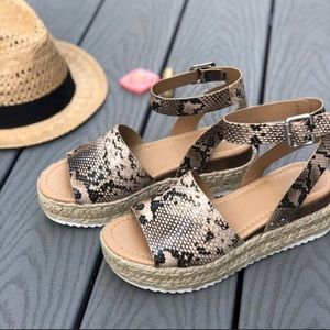 Snake print flatform wedge sandals. NWOT.